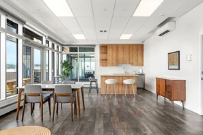 Dining - Luxe Downtown Getaway W / 2 Free Parking! (Calgary)