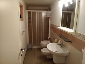 Une petite salle de bain comprenant des toilettes, un bidet et un lavabo.