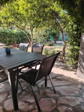 Outdoor dining - Vacation house Audrey, three-room apartment in detached house with garden (Porto Azzurro)