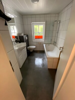 Suihku, hiustenkuivaaja, pyyhkeet