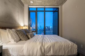 2 bedrooms, desk, iron/ironing board, travel cot - Modern Rustic Charm w/ Tower Views, Pool & Gym (Calgary)