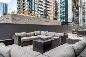 Terrace/patio - Modern Rustic Charm w/ Tower Views, Pool & Gym (Calgary)