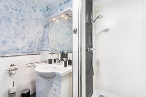 Shower, hair dryer, towels - Apartment “Ferienwohnung Forsthaus Bigge” with Wi-Fi (Olsberg)