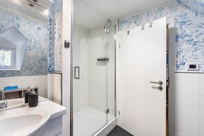 Shower, hair dryer, towels - Apartment “Ferienwohnung Forsthaus Bigge” with Wi-Fi (Olsberg)