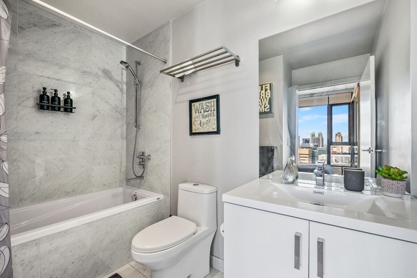 Un baño moderno con bañera, inodoro y lavabo.