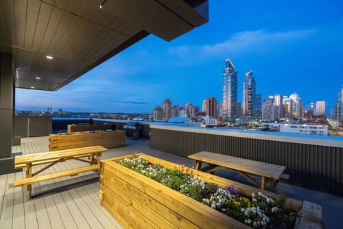 Luxe Downtown Haven W / 2 Free Parking!