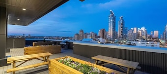 Luxe Downtown Haven W / 2 Free Parking!