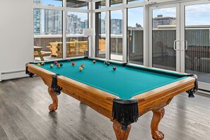 Games room - Luxe Downtown Haven W / 2 Free Parking! (Calgary)