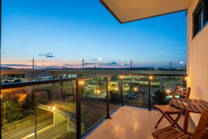 Terrace/patio - Luxe Downtown Haven W / 2 Free Parking! (Calgary)