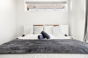 2 bedrooms, desk, iron/ironing board, WiFi - Luxe Downtown Haven W / 2 Free Parking! (Calgary)