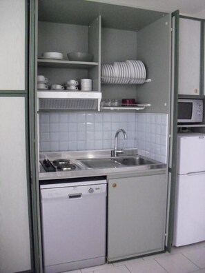 Apartamento conforto, sacada, vista parcial para o mar | Cozinha privada