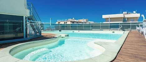 Una piscina al aire libre de temporada