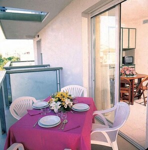 Apartamento conforto, sacada, vista parcial para o mar | Opções para refeição ao ar livre