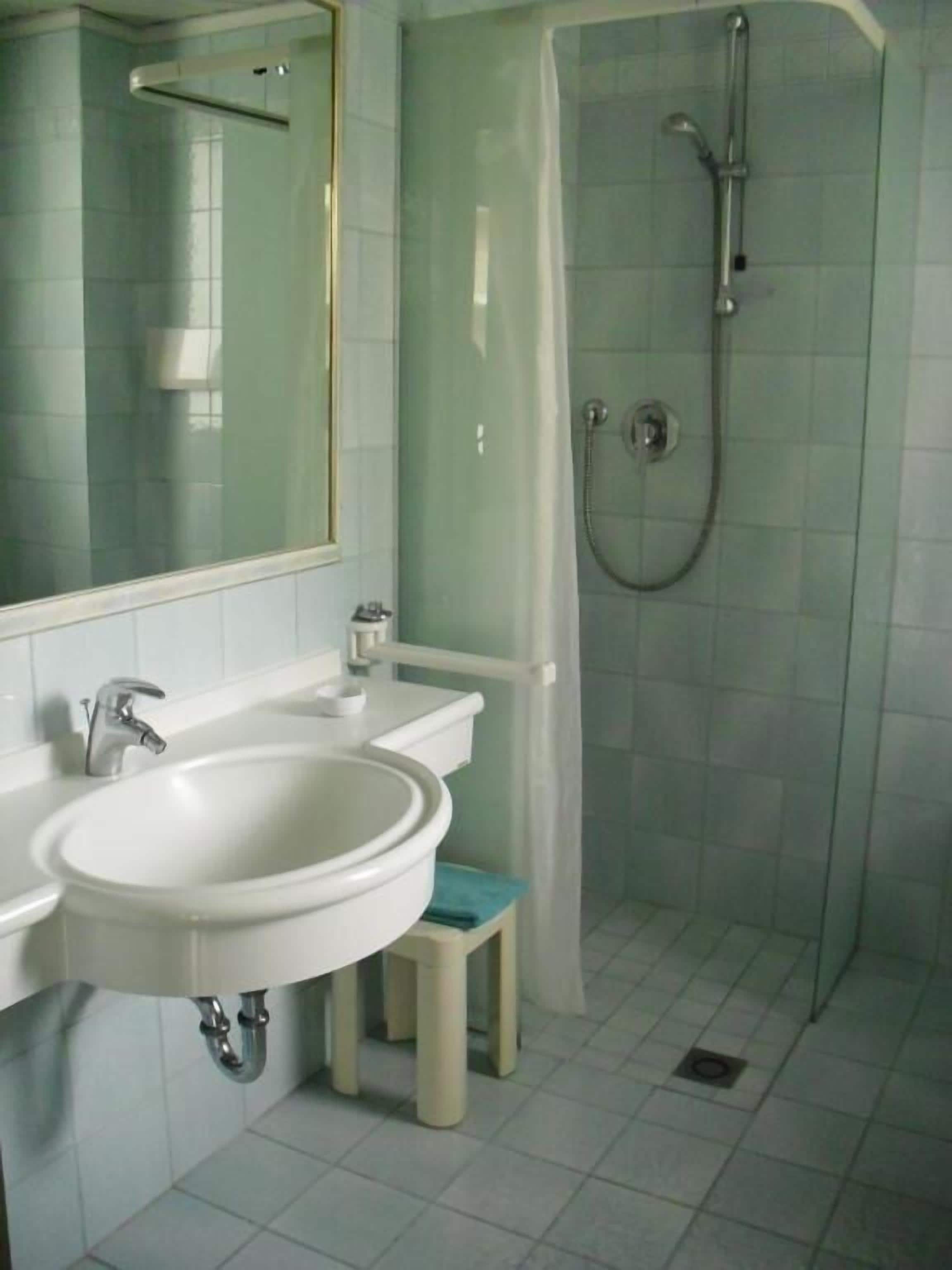 Comfort-Apartment, Balkon, eingeschränkter Meerblick | Badezimmer | Dusche, Haartrockner, Handtücher, Seife