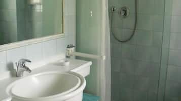 Comfort-Apartment, Balkon, eingeschränkter Meerblick | Badezimmer | Dusche, Haartrockner, Handtücher, Seife