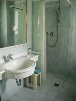 Apartamento conforto, sacada, vista parcial para o mar | Banheiro | Chuveiro, secador de cabelo, toalhas de banho, sabonete