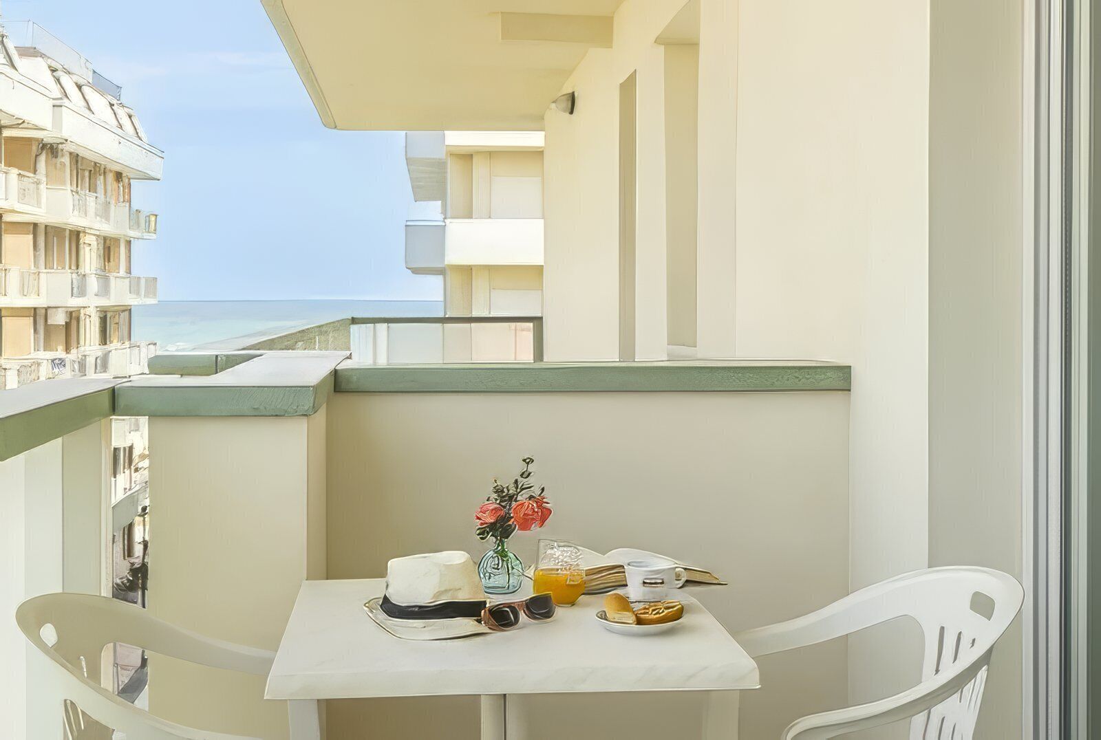 Departamento Confort, balcón, vista parcial al mar | Terraza o patio