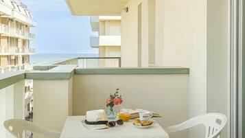 Departamento Confort, balcón, vista parcial al mar | Terraza o patio