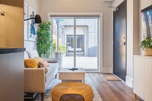 จูเนียร์สตูดิโอ, วิวเมือง | ภายใน