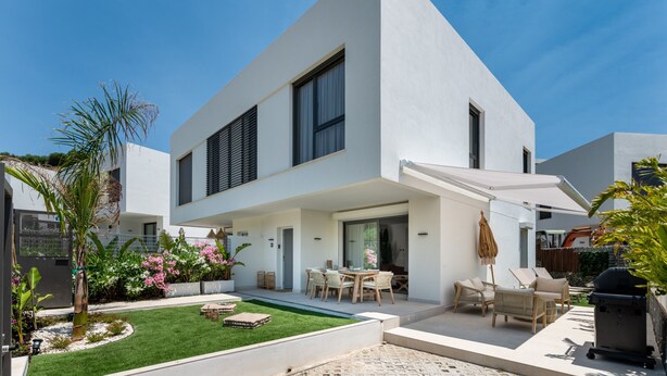 A modern two-story house with a patio, outdoor seating, and a barbecue area. - 7 - Bright house with private plunge pool (Mijas)