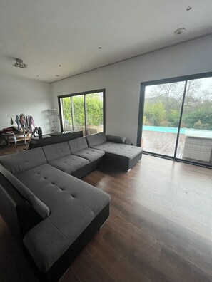 Living area - Villa with swimming pool, garden, quiet village 27 km from the sea 13 km from Montpellier (Vailhauquès)