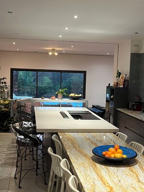 Private kitchen - Villa with swimming pool, garden, quiet village 27 km from the sea 13 km from Montpellier (Vailhauquès)