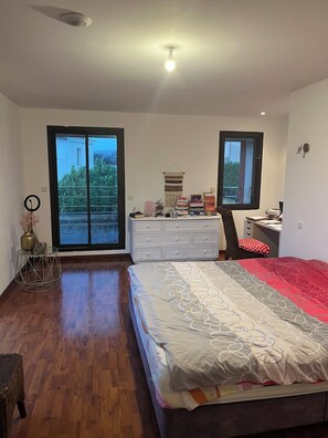 Room - Villa with swimming pool, garden, quiet village 27 km from the sea 13 km from Montpellier (Vailhauquès)