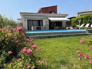 Pool - Villa with swimming pool, garden, quiet village 27 km from the sea 13 km from Montpellier (Vailhauquès)