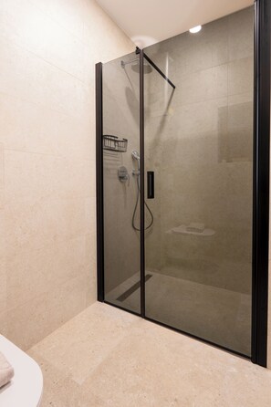 Design Apartment, Patio | Bathroom shower - villa Merkur apartments (Makarska)