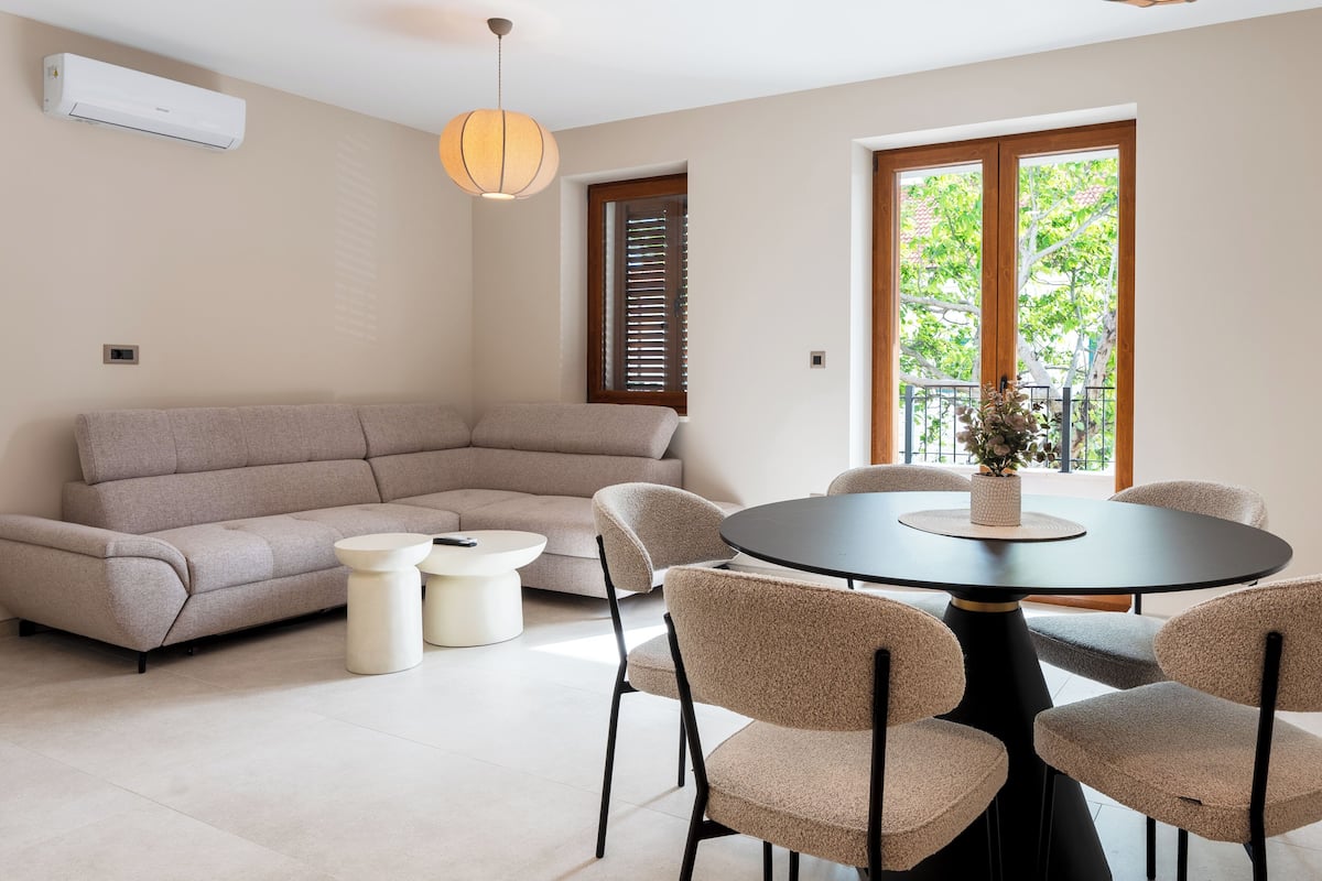 Superior Apartment, Balcony, Mountain View | Dining