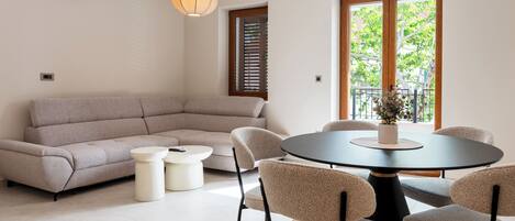 Superior-Apartment, Balkon, Bergblick | Speisen