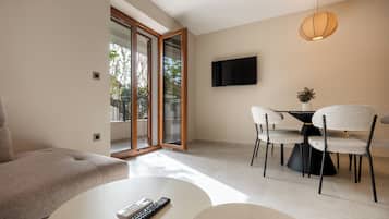 Departamento superior, balcón, vista a la montaña | Área de sala de estar | Smart TV de 90 cm con canales por cable