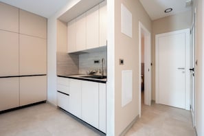 Superior Apartment, Balcony, Mountain View | Private kitchen | Full-size fridge, microwave, stovetop, dishwasher - villa Merkur apartments (Makarska)