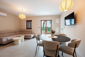 Design Apartment, Patio | Dining - villa Merkur apartments (Makarska)