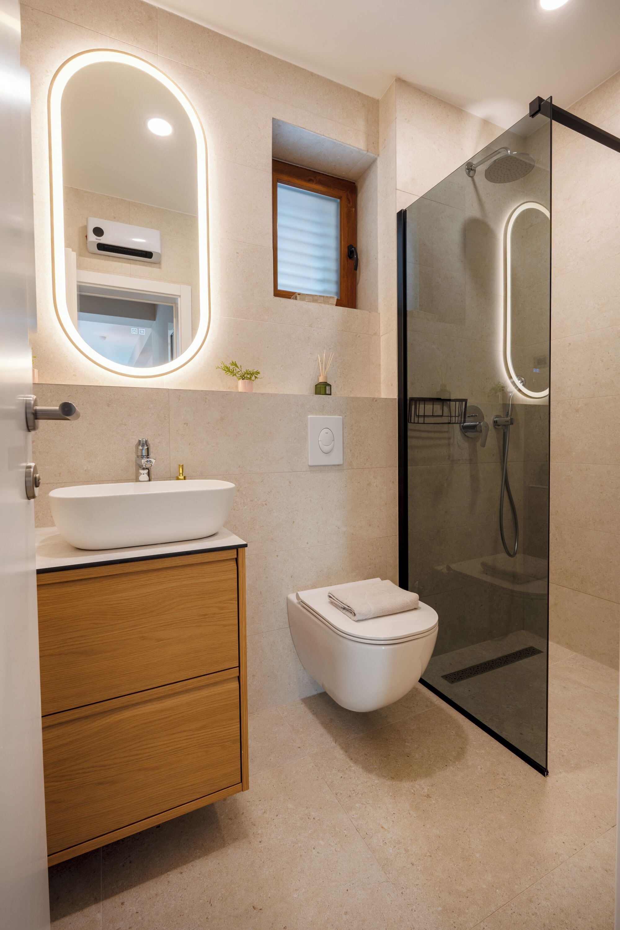 Appartement supérieur, balcon, vue sur la montagne | Salle de bain | Douche, séchoir à cheveux, serviettes fournies, savon