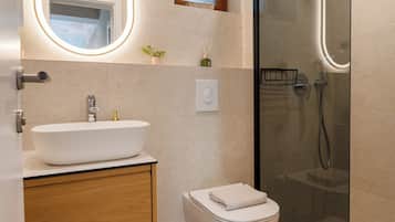 Appartamento Superior, balcone, vista montagna | Bagno | Doccia, asciugacapelli, asciugamani, sapone