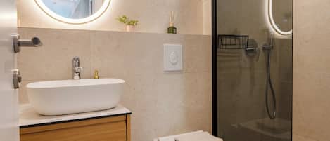 Appartement supérieur, balcon, vue sur la montagne | Salle de bain | Douche, séchoir à cheveux, serviettes fournies, savon