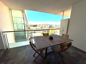 Outdoor dining - Lovely duplex with views of the communal swimming pool AV-13 (Roses)