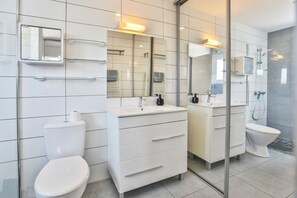Shower, hair dryer, towels, soap - La tranquillité bleue - 4* with SPA and parking lot (Les Sables-d'Olonne)