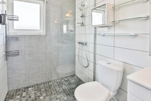 Shower, hair dryer, towels, soap - La tranquillité bleue - 4* with SPA and parking lot (Les Sables-d'Olonne)