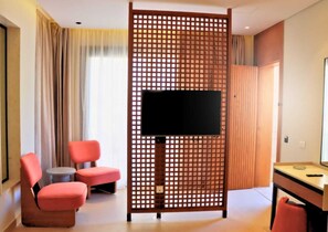 Deluxe Room, Pool View | Living area