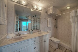 Dusche, Haartrockner, Handtücher