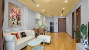 Basic Apartment, City View | Living area