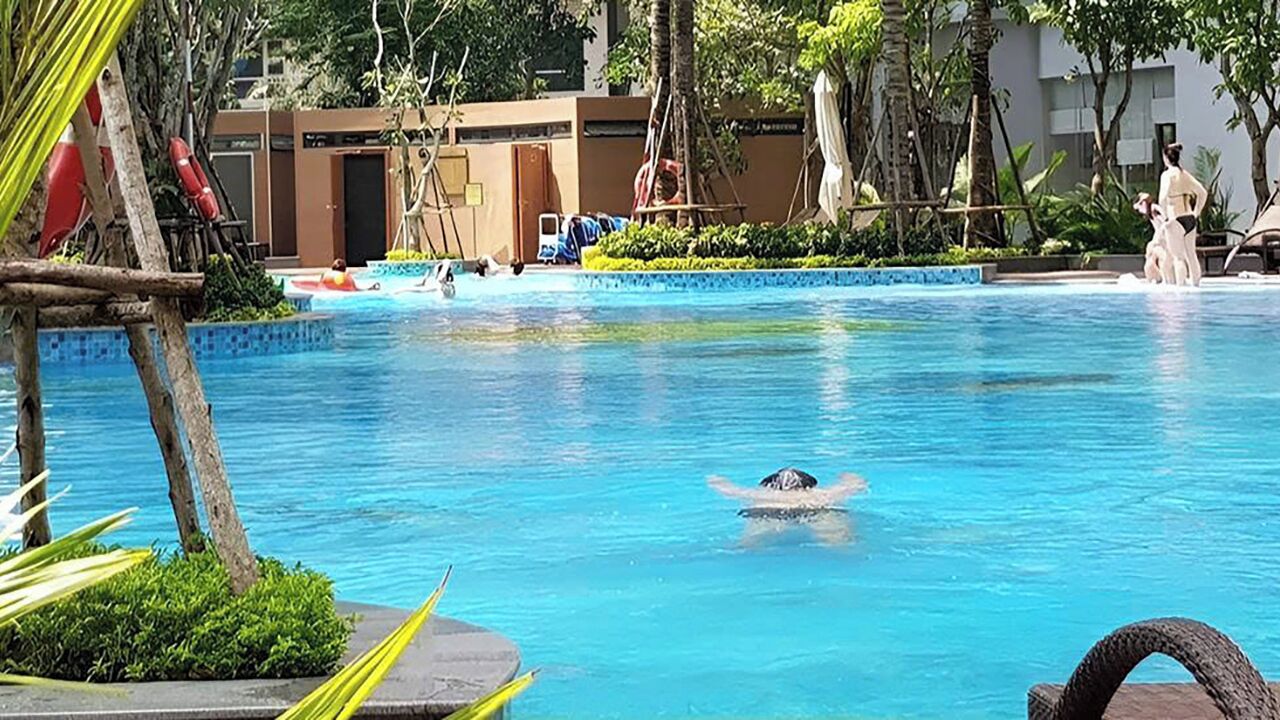Una piscina al aire libre