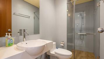 Basic Apartment, City View | Bathroom