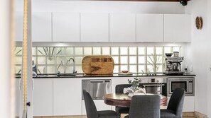 Private kitchen - Peaceful Asian-Inspired Byron Bay Villa with Tropical Pool Retreat (Byron Bay)