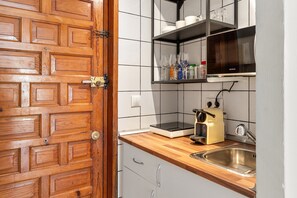 Kylskåp, mikrovågsugn, spishäll och kaffe- och tebryggare