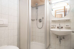 Habitación cuádruple familiar, balcón | Baño