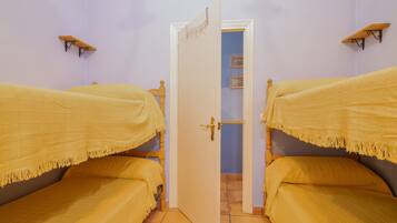 6 bedrooms, iron/ironing board, WiFi