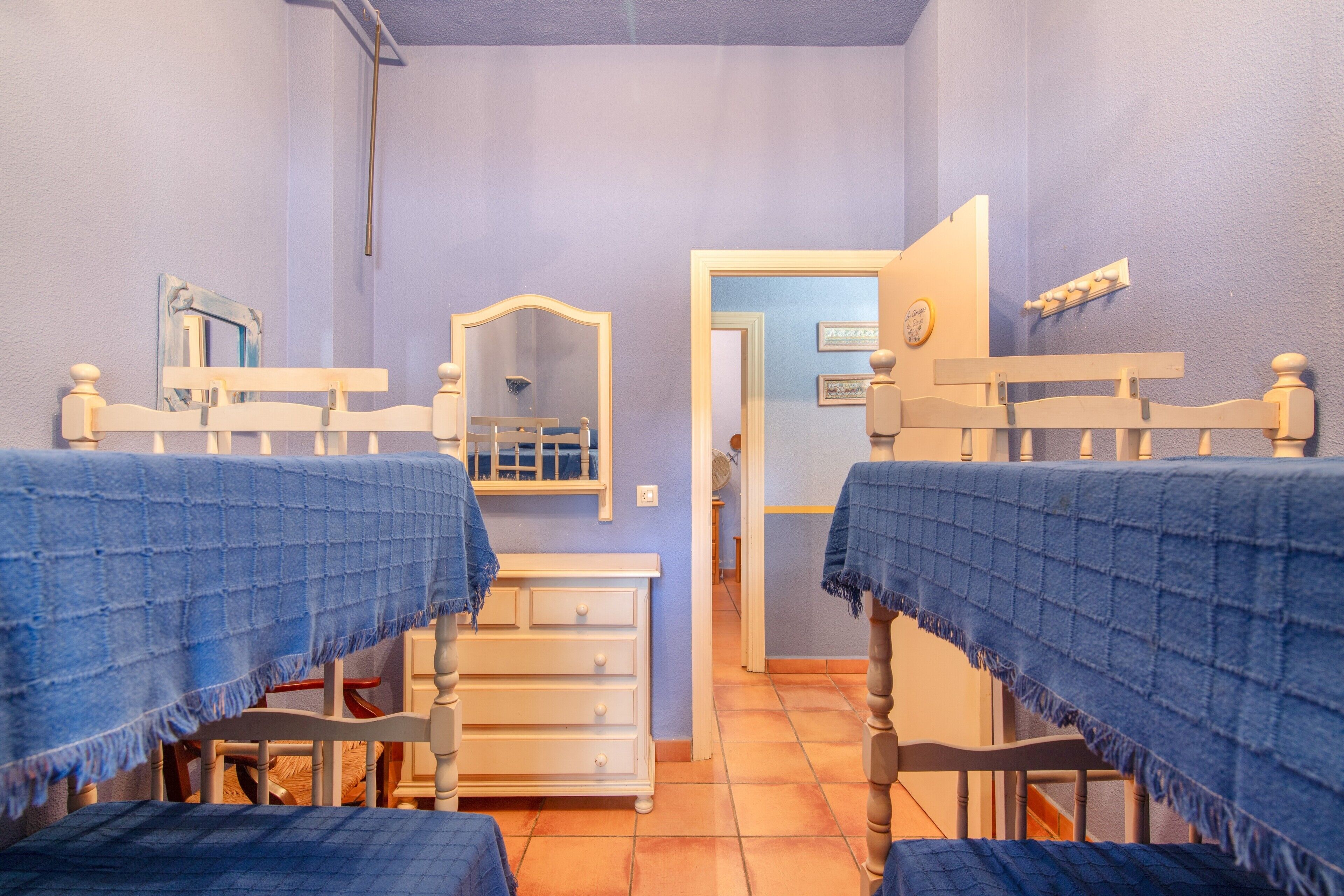6 slaapkamers, een strijkplank/strijkijzer, wifi